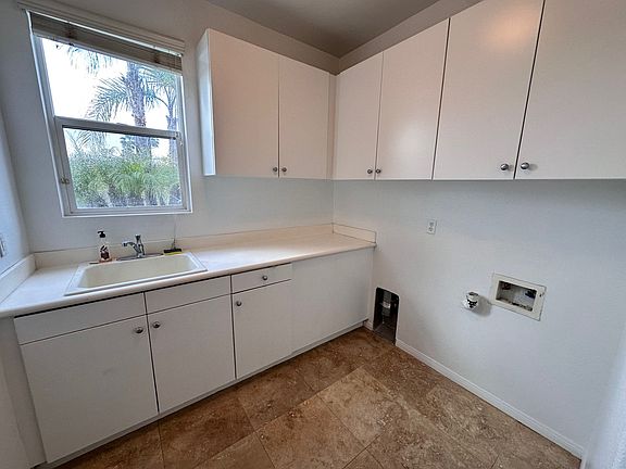 4th image of 998 White Alder Ave