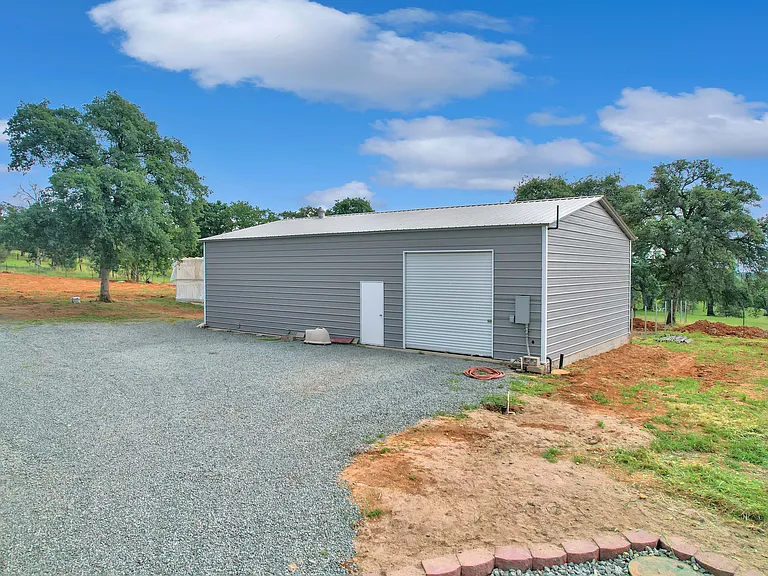 203 Tennessee Ln — Photo 3