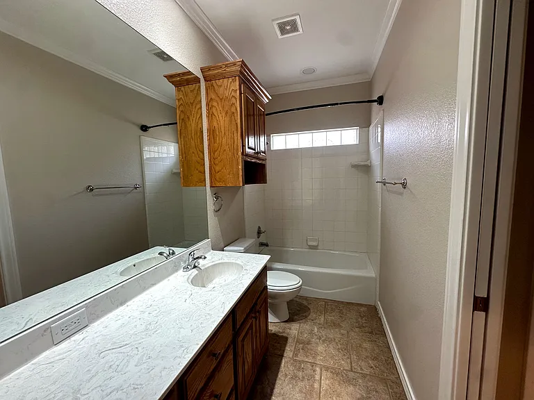 401 Springwood Ct — Photo 16