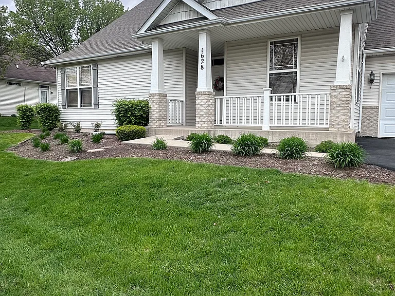 1628 Devonshire Ln — Photo 1