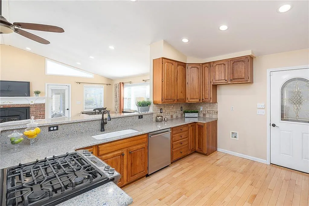 3 bed, 2.5 bath, 1905 sqft, $2,875 — Photo 2