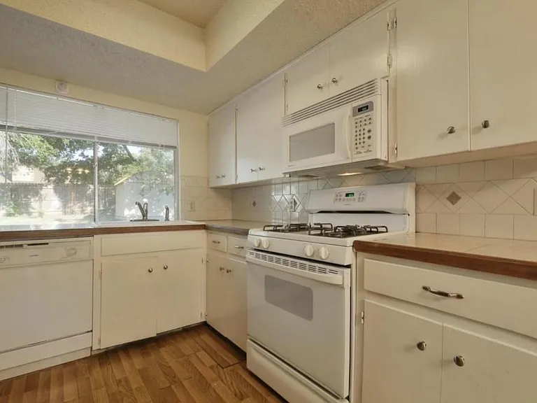 9410 E Meadow Vale — Photo 14