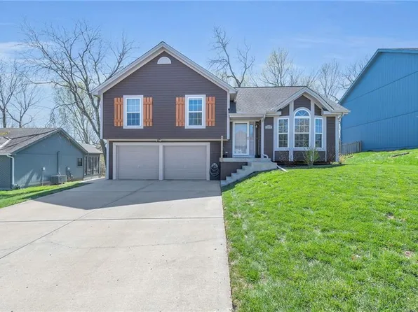 209 Lakeview Dr, Smithville, MO 64089
