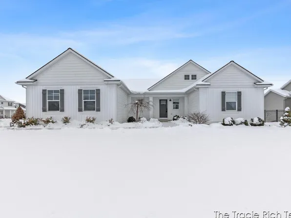 6741 Woodhills Dr NE, Rockford, MI 49341