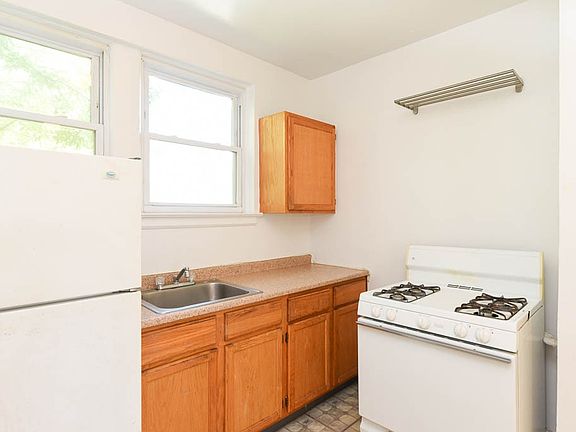 3rd image of 2946 N Albany Ave #E4