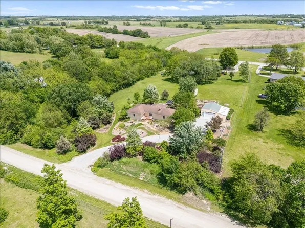 28639 Hospital Dr, Paola, KS 66071
