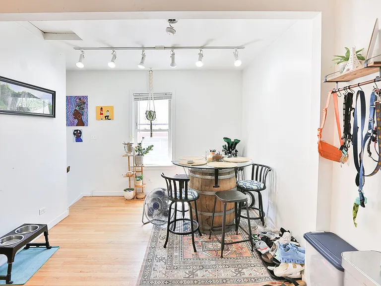 Wicker Park Big 3 Bedroom 2 Bath Private Coach House. Decks and Outdoor Space. — Photo 3
