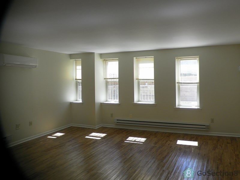 2nd image of 508 E Queen Ln