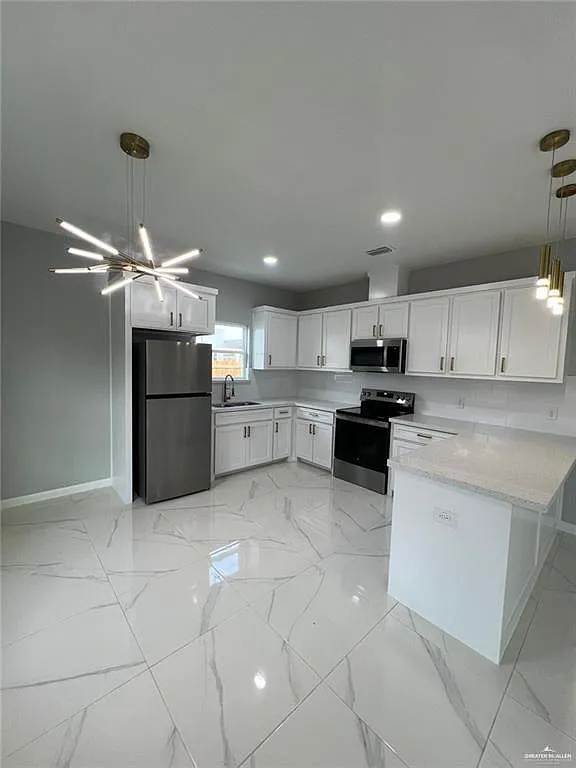 3 bed, 2.0 bath, 10687 sqft, $1,300 — Photo 3