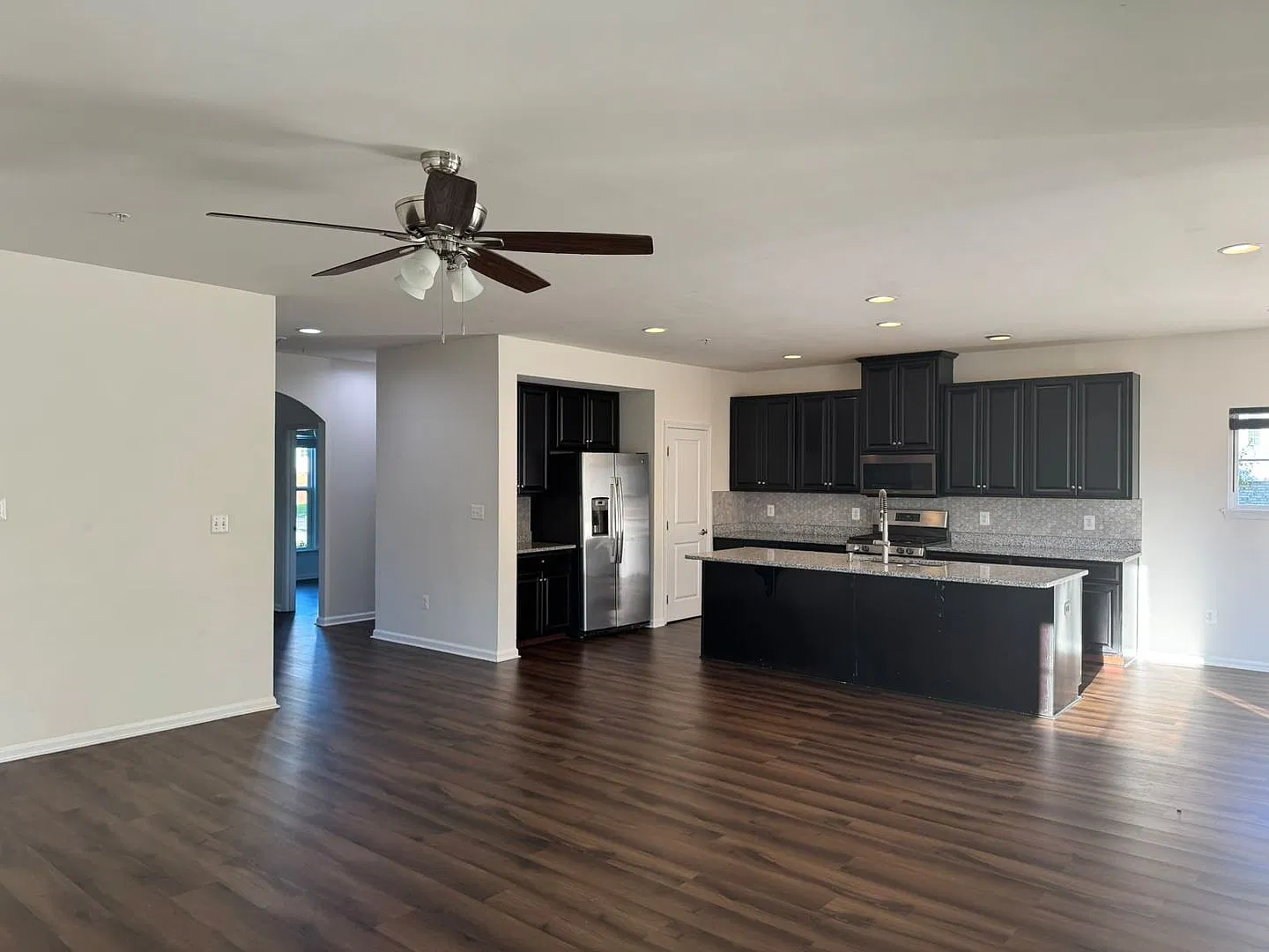 Sf 5 Bed + 4fb Top 2 Levels Only / Bsmt Not Included — Photo 3