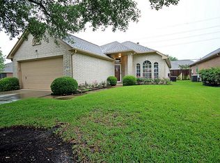 951 Peach Blossom Dr, Pearland, TX 77584