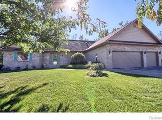 1493 Eden Gardens Dr, Fenton, MI