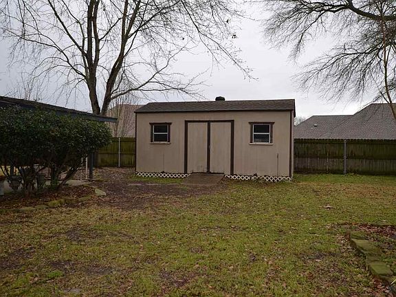 5th image of 221 Helen Dr