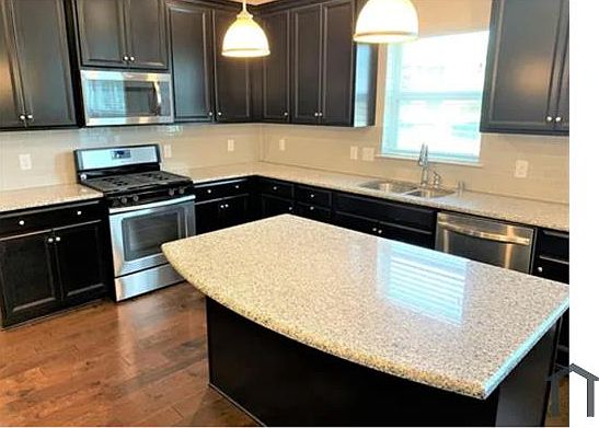 1st image of 555 Hampshire Dr