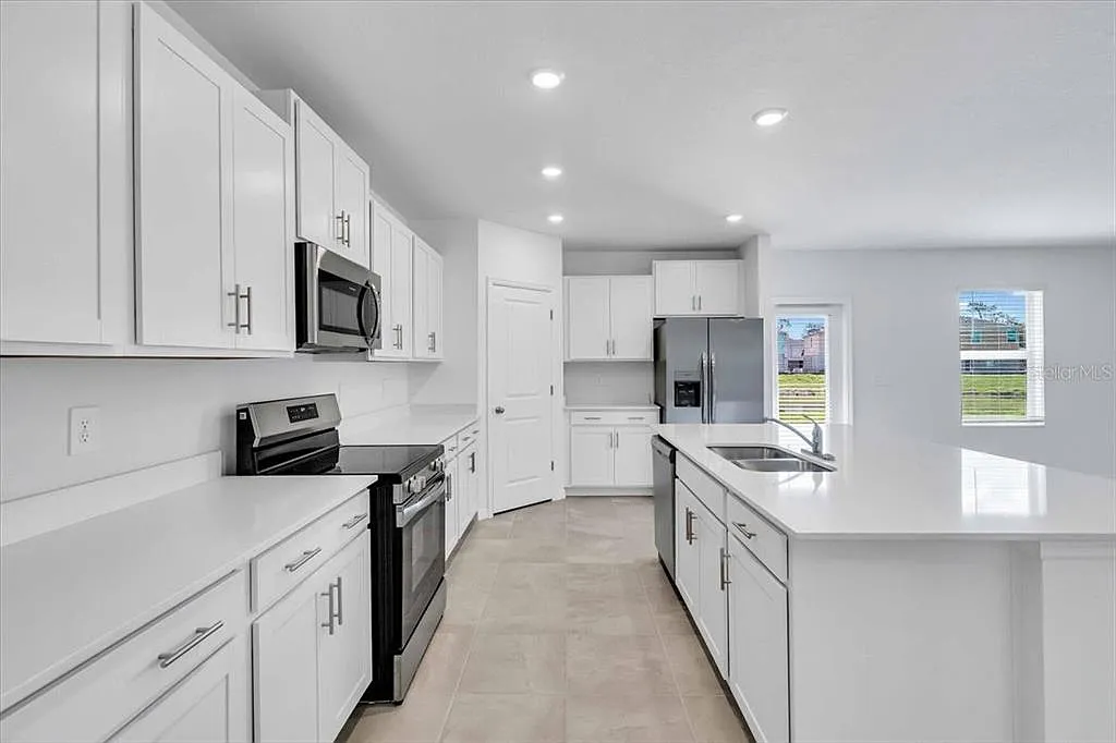 5 bed, 2.5 bath, 2216 sqft, $2,995 — Photo 4