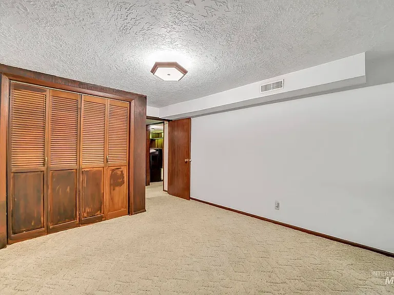 939 Bracken St N #2 — Photo 5