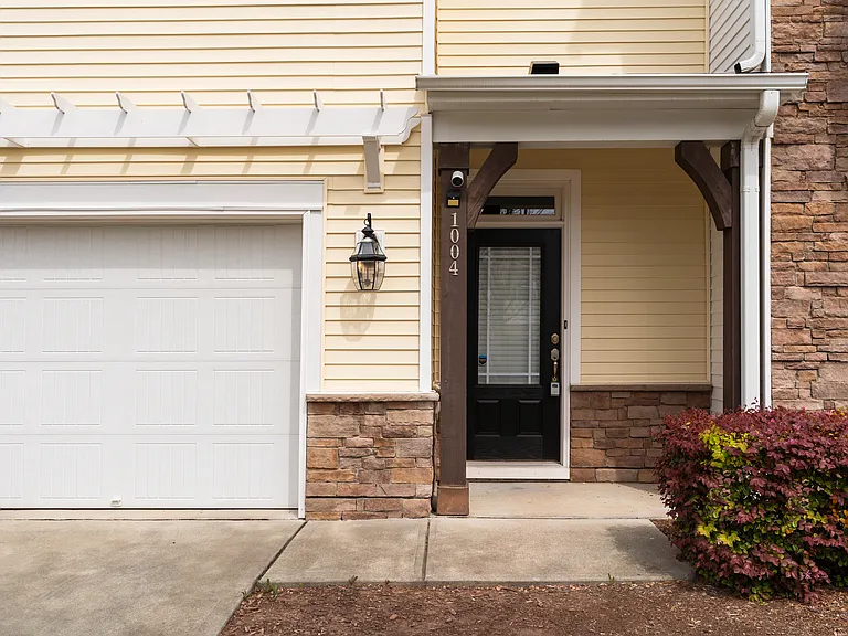 1004 Historic Cir — Photo 2