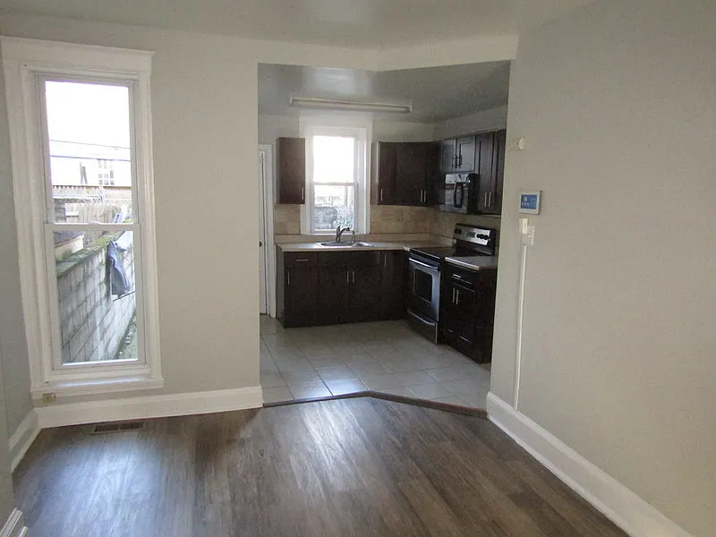 3 bed, 1048 sqft, $1,600 — Photo 2