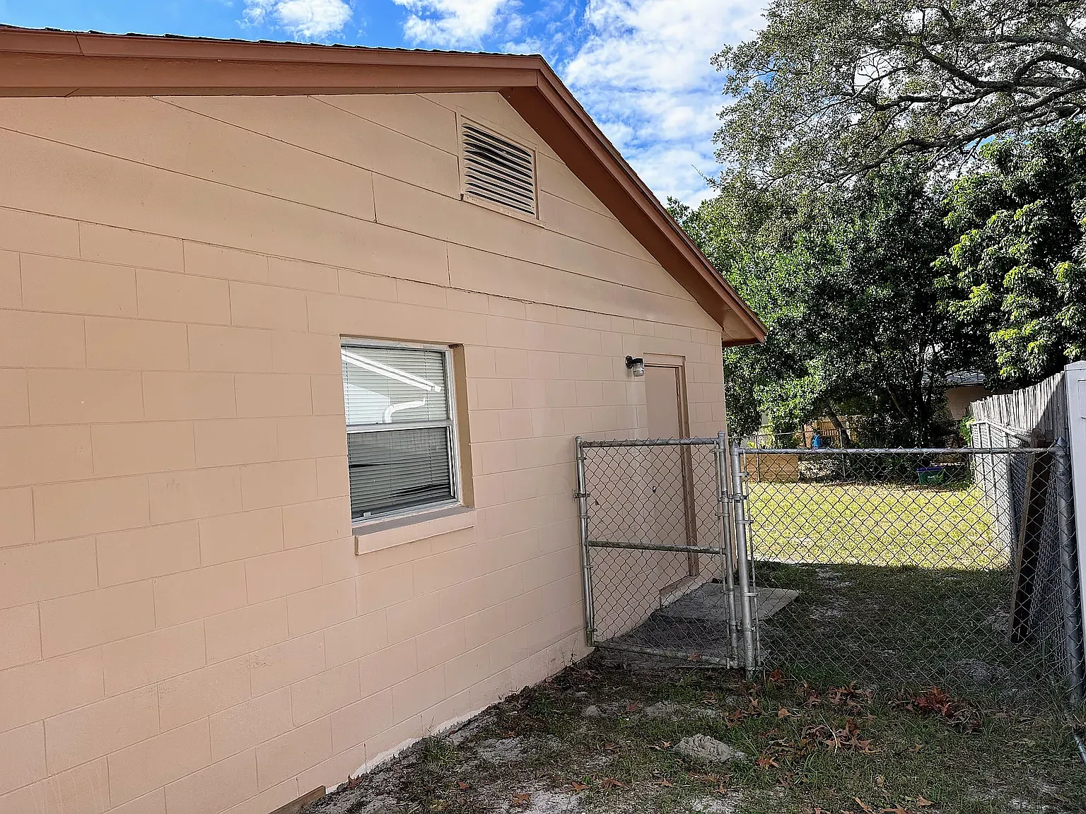 3 bed, 1.5 bath, 1000 sqft, $1,900 — Photo 3