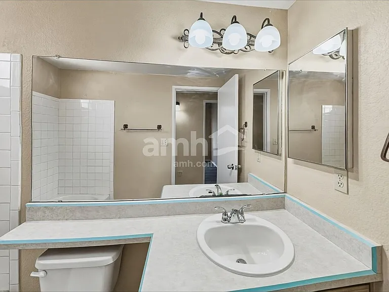 1513 W Islington Ave — Photo 13