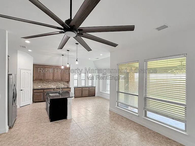 235 Burnett Dr — Photo 5