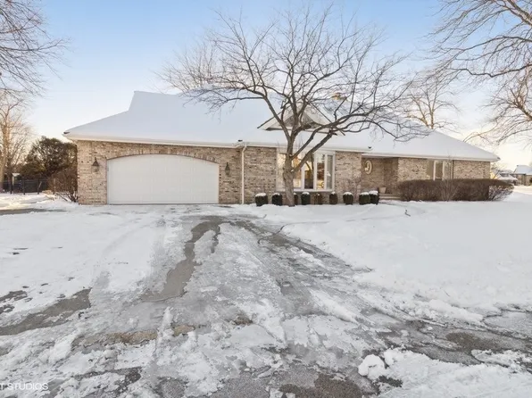 6N268 Elizabeth Ct, Medinah, IL 60157