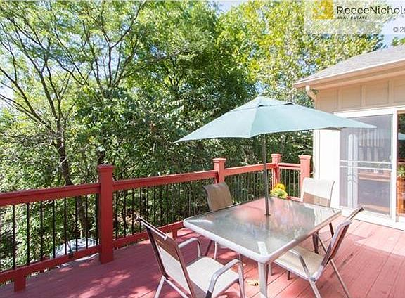 Enter grilling/dining deck from main floor kitchen.    Look at the tree top views!