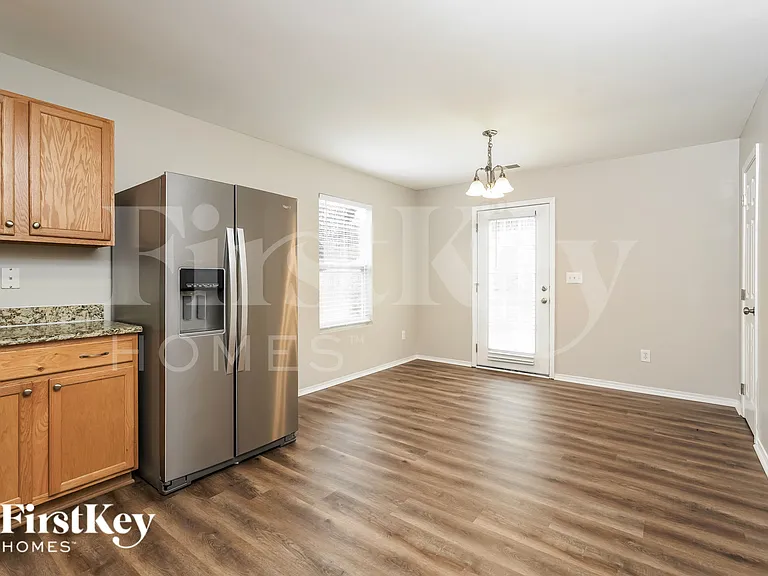 520 Martha Ct — Photo 6