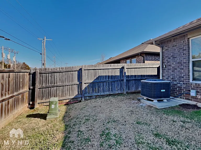 1003 Merlin Dr — Photo 24
