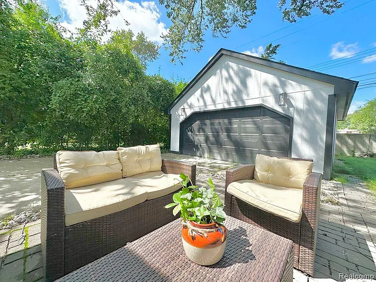 16244 Kirkshire Ave — Photo 45