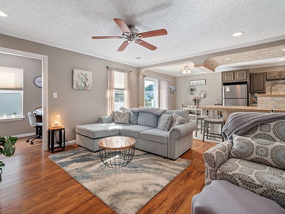 3rd image of 1710 Cambridge Manor Dr