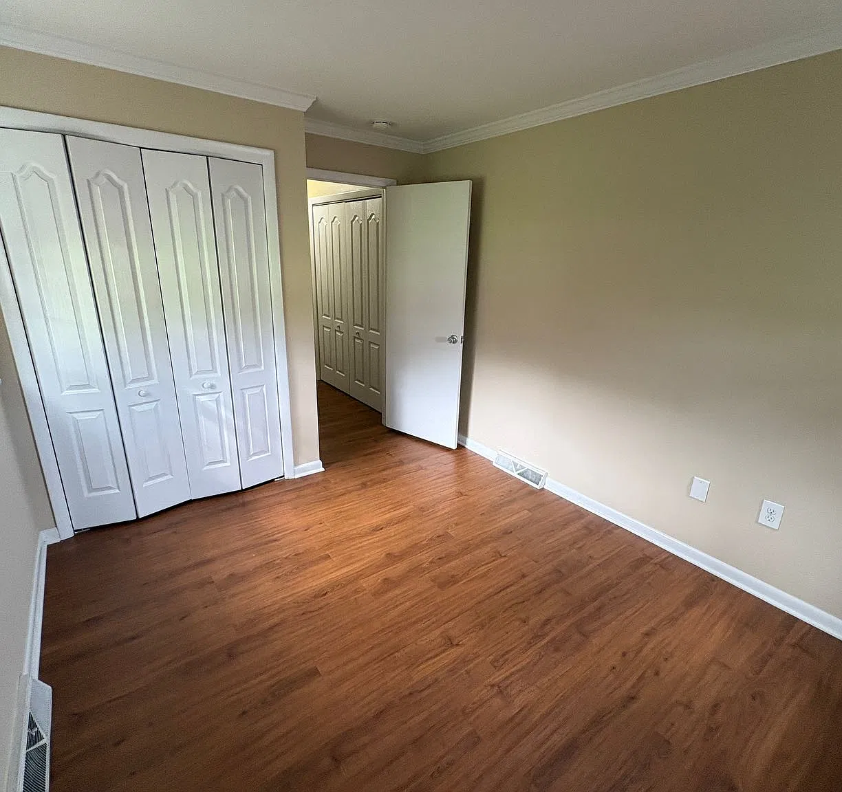 301ND — Photo 2