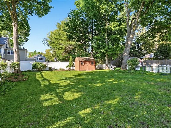 5th image of 349 Auburndale Ave