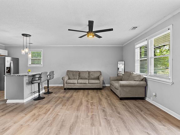 4th image of 197 Baxter Cir