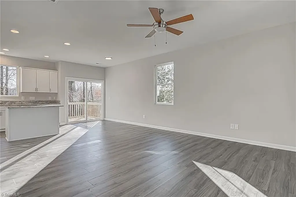 3 bed, 2.5 bath, 1392 sqft, $1,775 — Photo 2