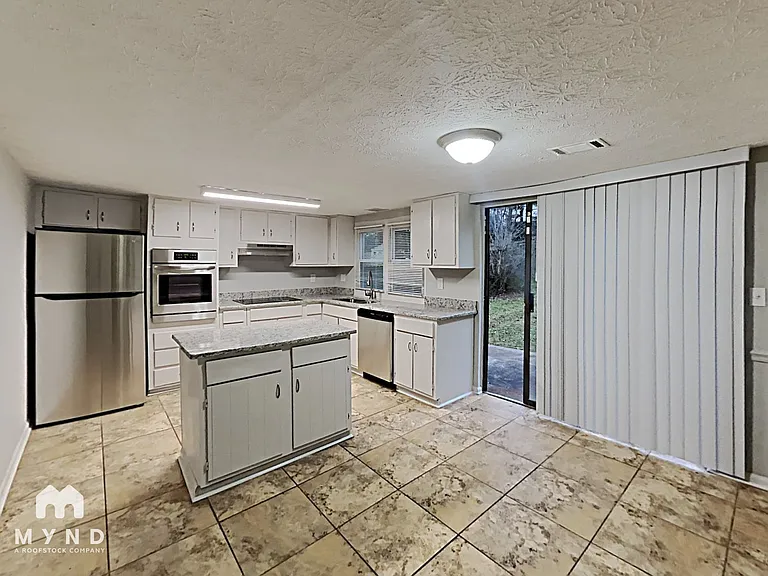 785 Edenton Ct — Photo 3