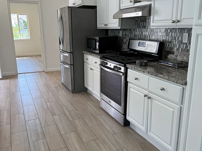 22522 Clarendon St — Photo 21
