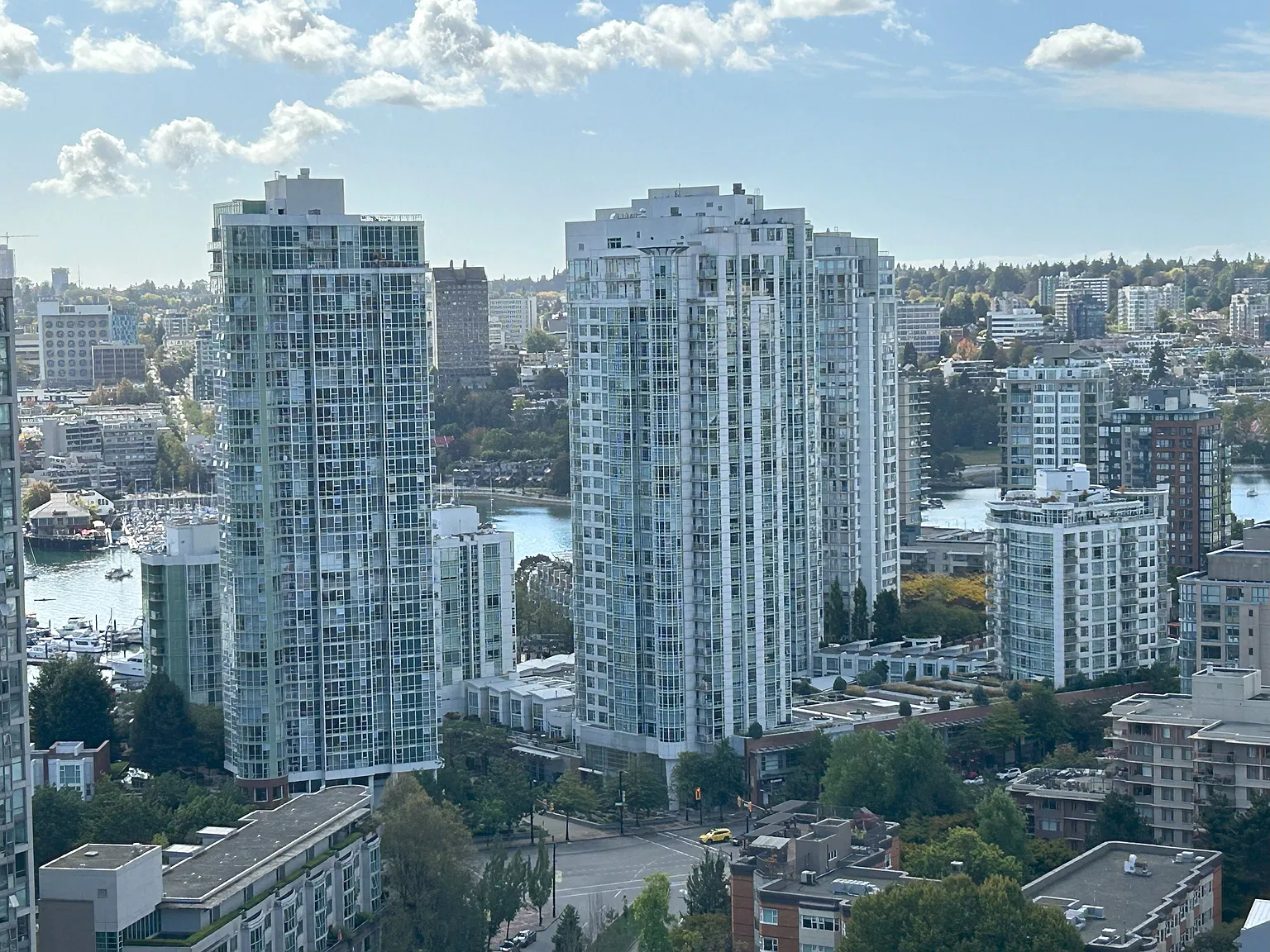 #2705 - 909 Mainland St, Vancouver — Photo 2
