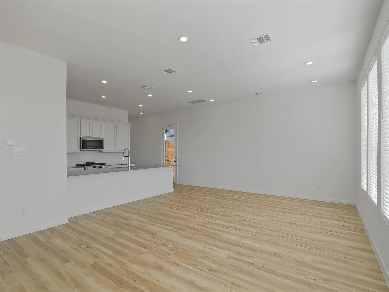 3 bed, 2.5 bath, 1897 sqft, $2,295 — Photo 4