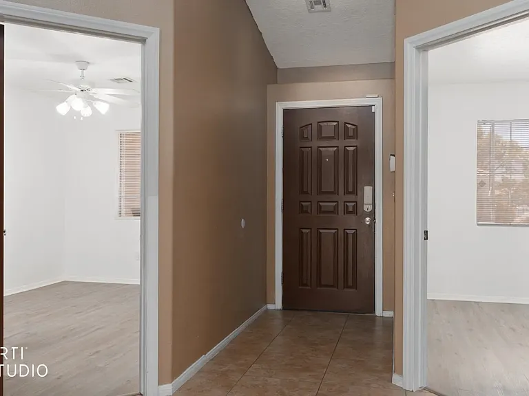 553 Emperor Ln — Photo 4