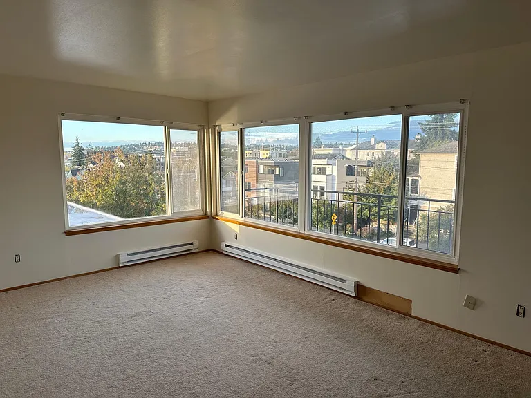 Large living room and view to the west and SE to Mt Rainier
