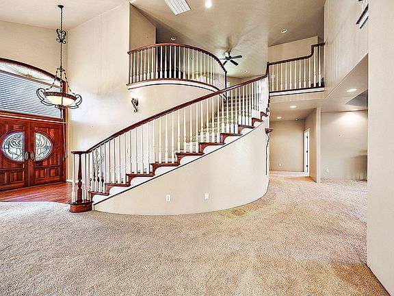 3rd image of 185 Bellerive Dr