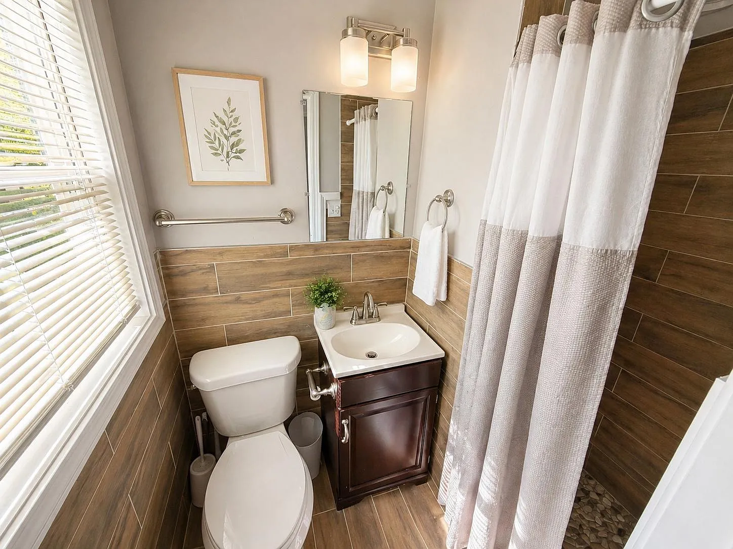 4 bed, 4.0 bath, 2200 sqft, $724 — Photo 2