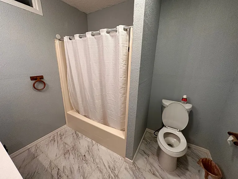 211 W Holland St — Photo 11