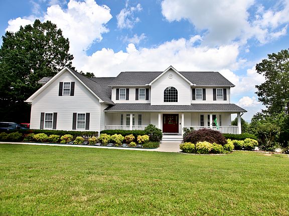 2nd image of 943 Fairway Ln