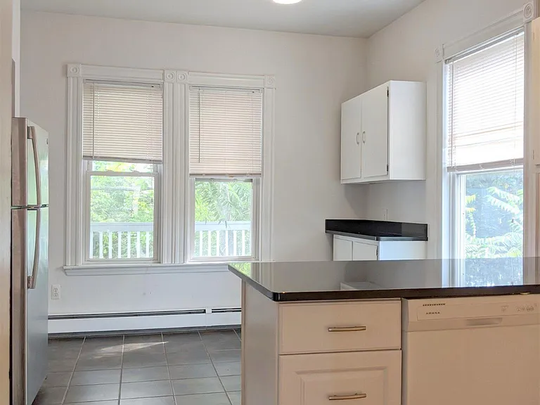 392 Washington St — Photo 1