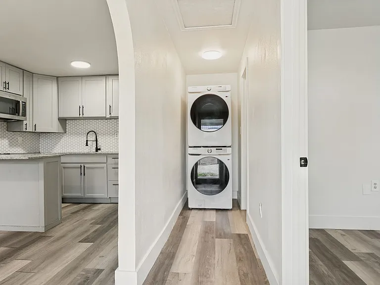 1121 Essex St #3 — Photo 9
