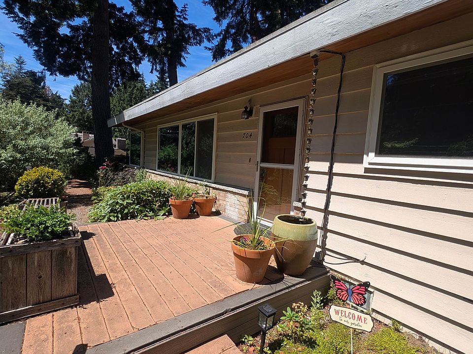 1st image of 704 N 163rd St