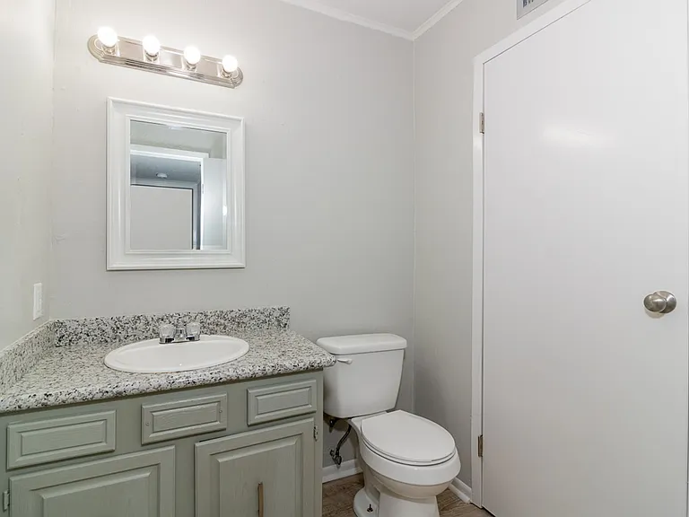 721 N State St — Photo 10