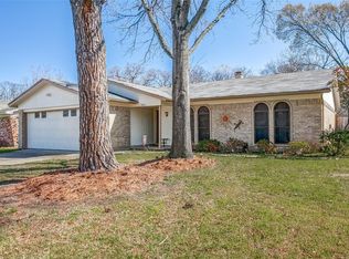 2803 Colleen Dr, Arlington, TX 76016